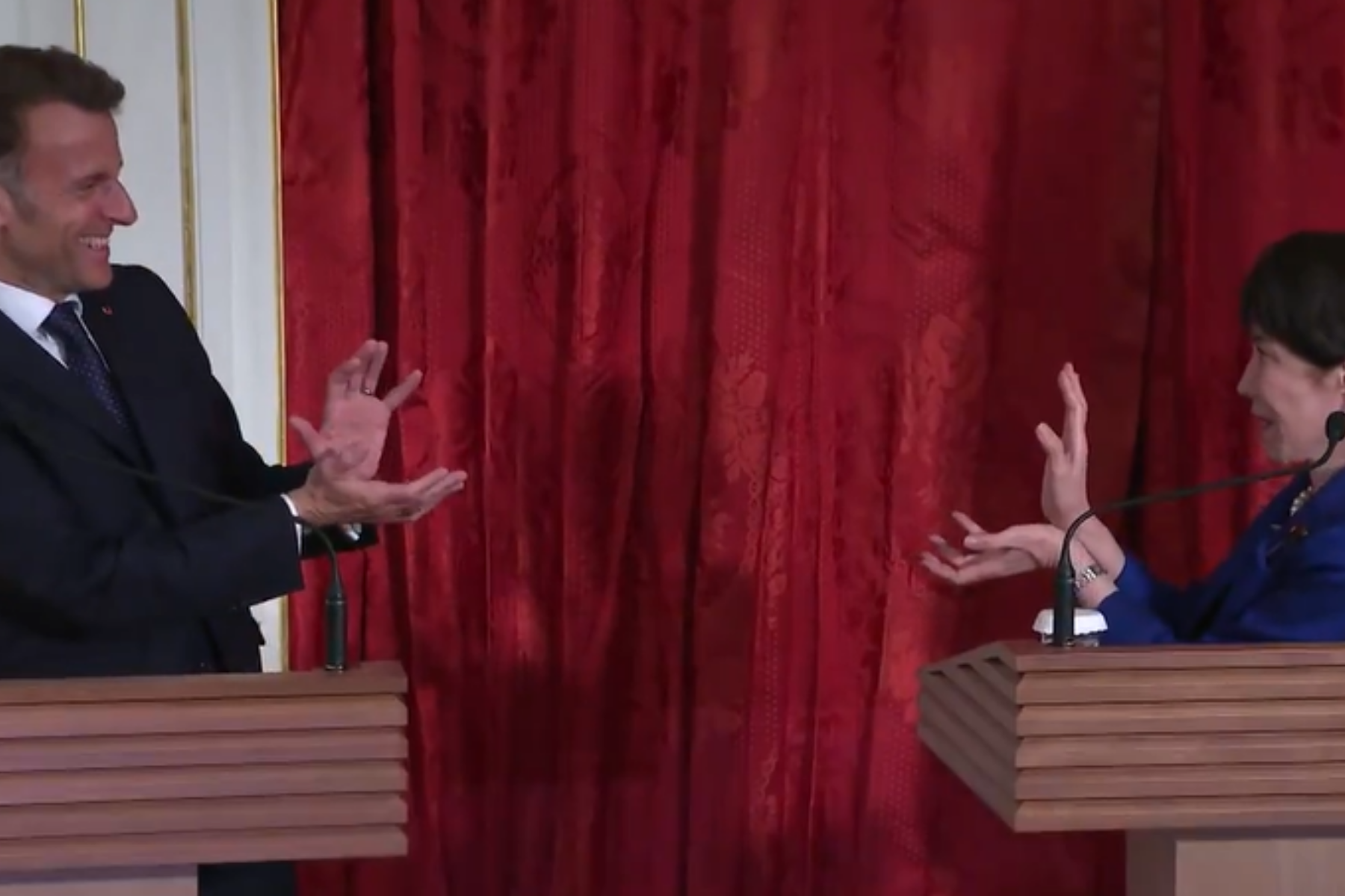 Primeira-ministra do Japão supreende Macron com 'golpe' de Dragon Ball; veja vídeo