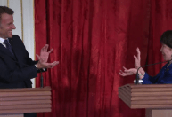 Primeira-ministra do Japão supreende Macron com 'golpe' de Dragon Ball; veja vídeo