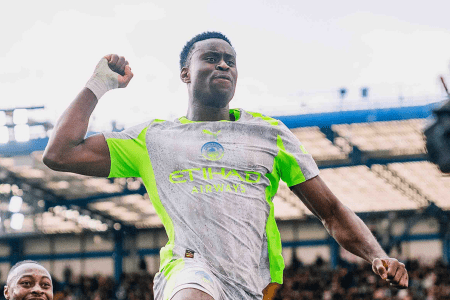 Marc Guéhi comemora gol pelo Manchester City sobre o Chelsea em dia infeliz de Estêvão