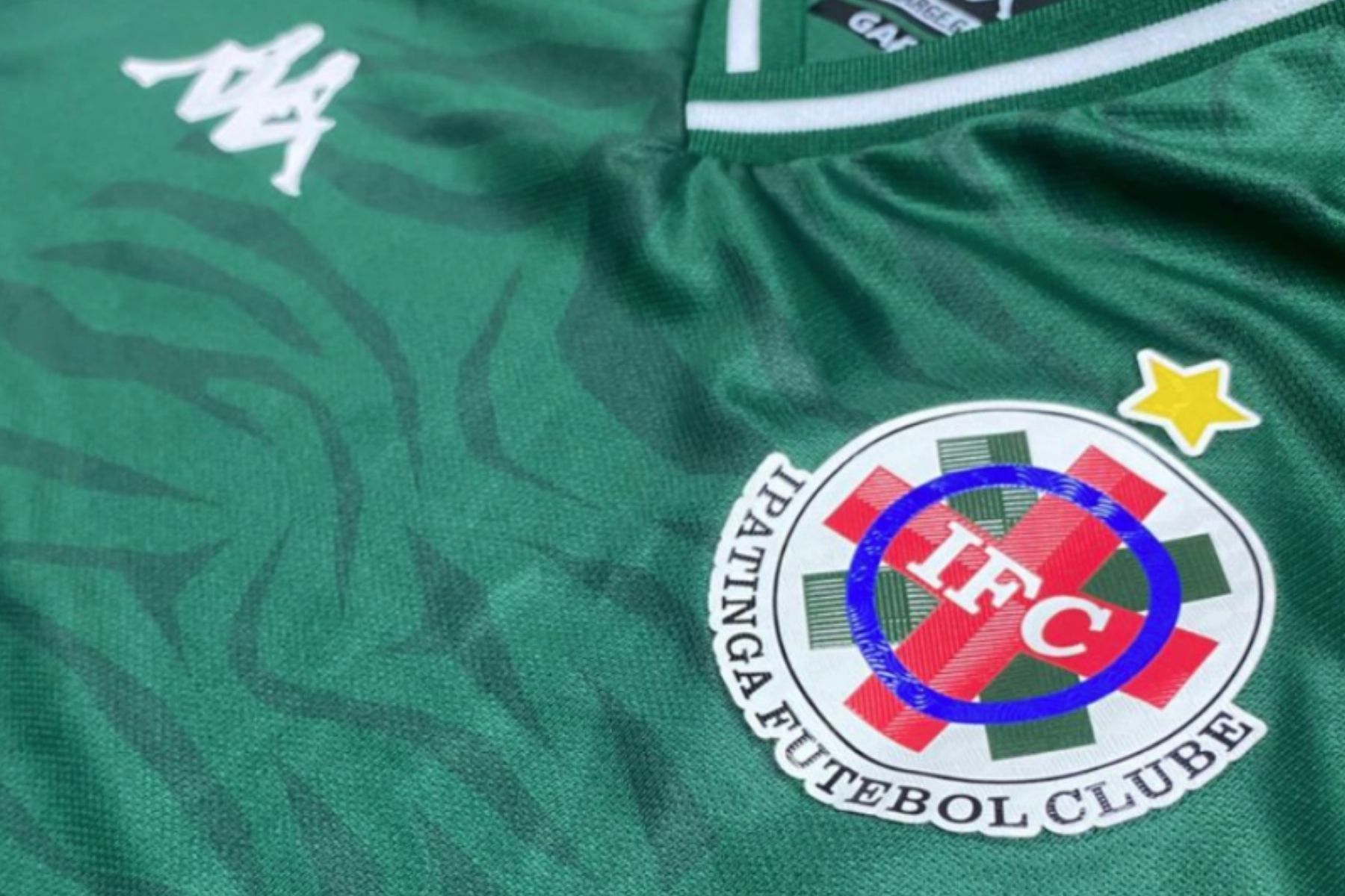 Com dívida milionária e sem elenco, Ipatinga lança camisa e aposta em campanha para sobreviver