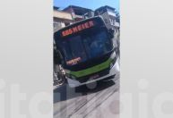 Criminosos sequestram ônibus e usam coletivos como barricada no Rio de Janeiro