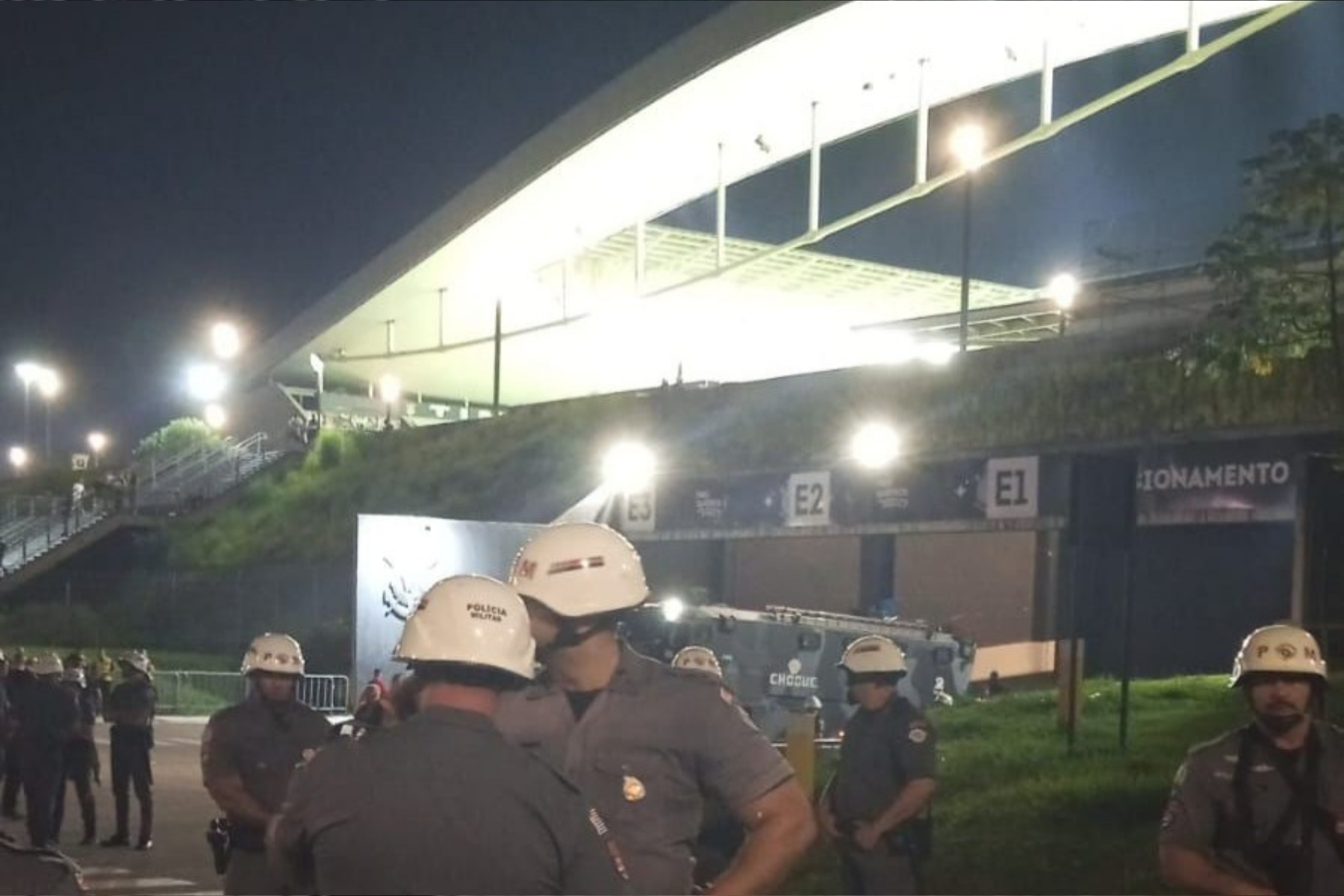 Torcida do Corinthians protesta em derrota para o Inter: ‘Time sem vergonha’