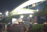 Torcida do Corinthians protesta em derrota para o Inter: ‘Time sem vergonha’