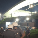 Torcida do Corinthians protesta em derrota para o Inter: ‘Time sem vergonha’