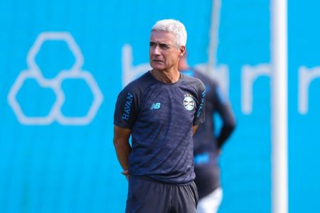 Luís Castro com expressão de preocupação durante treino do Grêmio