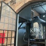 Tour pela fábrica da Krug Bier em BH abre novas datas; confira as novidades