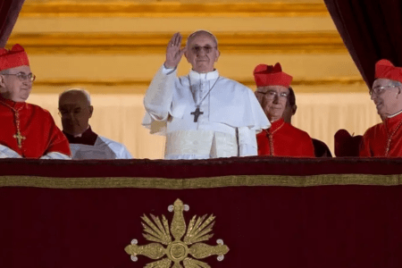 O argentino foi apresentado como papa Francisco em março de 2013 • Vatican Media