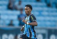 Joia do Grêmio ganha espaço e deve seguir como titular de Luís Castro