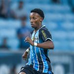 Joia do Grêmio ganha espaço e deve seguir como titular de Luís Castro