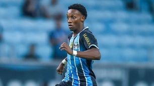 Joia do Grêmio ganha espaço e deve seguir como titular de Luís Castro
