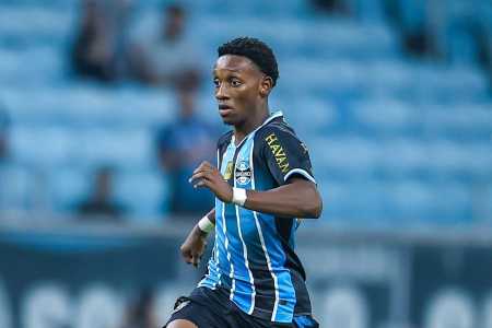 Gabriel Mec, joia do Grêmio de 18 anos, em ação contra o Confiança-SE