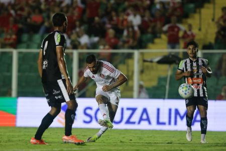 Bruno Henrique marcou golaço para o Inter contra o Athletic
