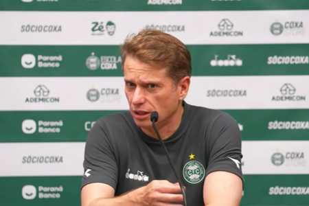 Fernando Seabra em entrevista coletiva após o empate do Coritiba com o Santos