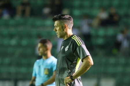 Pezzolano à beira do campo do Orlando Scarpelli, em Florianópolis, durante a vitória do Inter sobre o Athletic