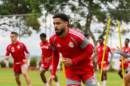 Matheus Bahia volta a treinar no CT Parque Gigante, em Porto Alegre