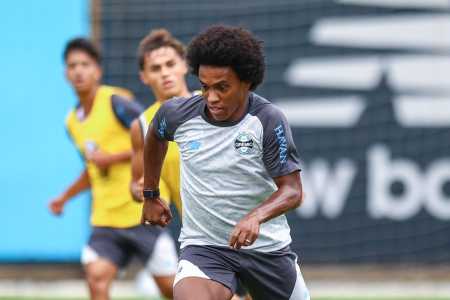 Willian volta a treinar após lesão na coxa direita