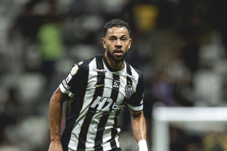 Renan Lodi em ação pelo Atlético contra o Ceará