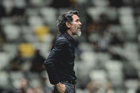 Eduardo Domínguez à beira do campo da Arena MRV na vitória do Atlético sobre o Ceará