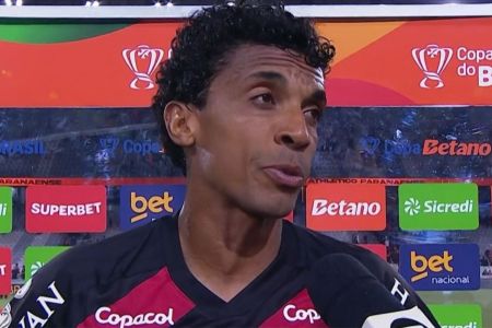 Luiz Gustavo em entrevista após o empate do Athletico-PR com o Atlético-GO