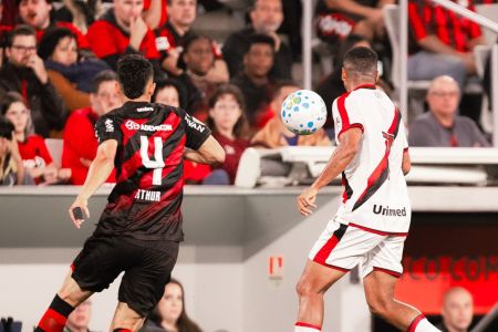 Athletico-PR e Atlético-GO se enfrentaram na Arena da Baixada