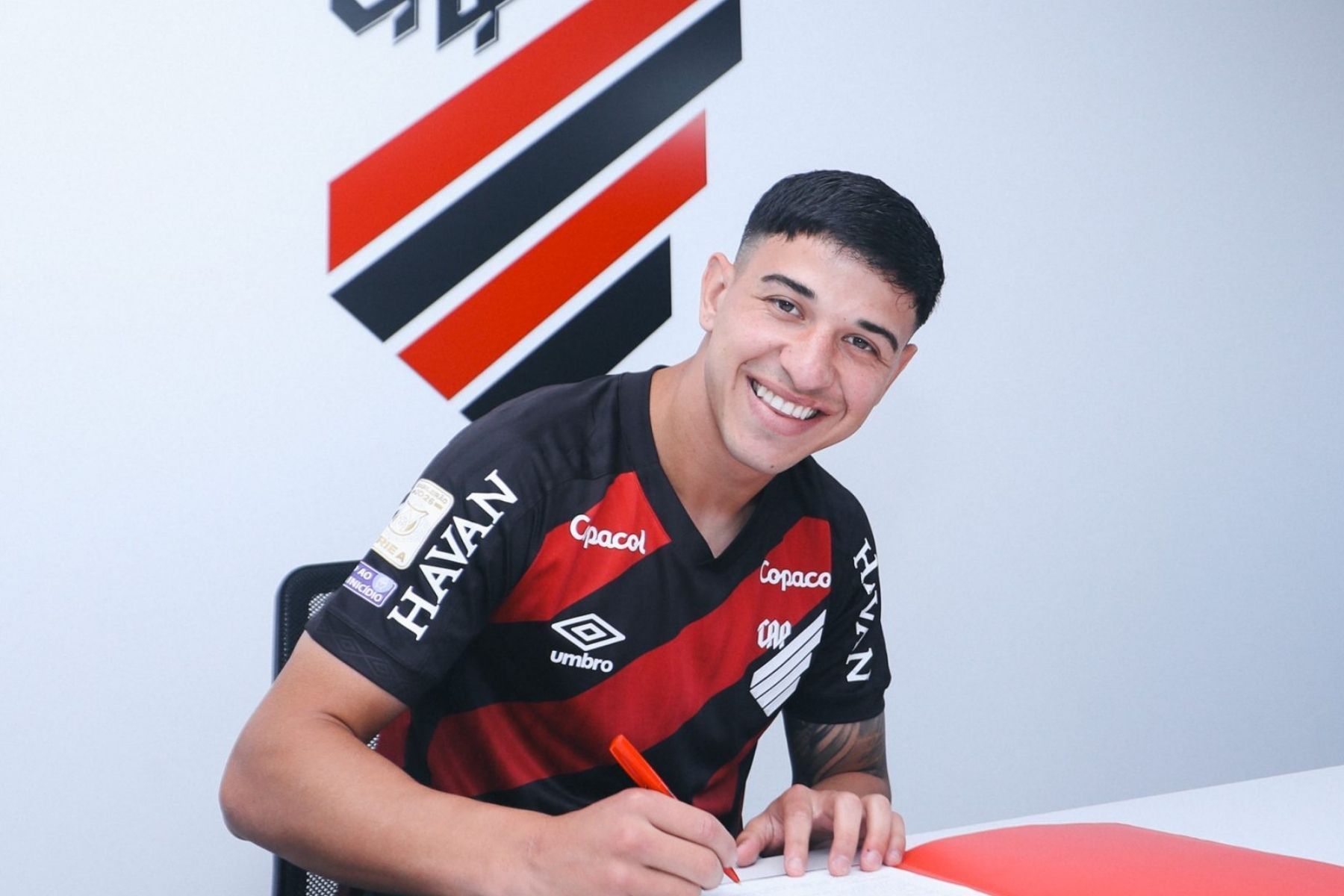 Athletico-PR renova contrato de Lucas Esquivel; veja detalhes