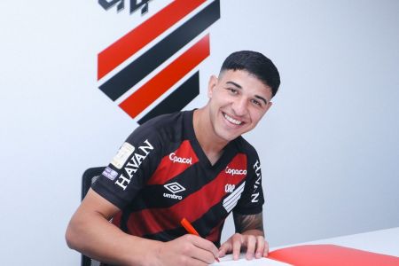 Lucas Esquivel, lateral-esquerdo do Athletico-PR, assina contrato até junho de 2029