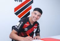 Athletico-PR renova contrato de Lucas Esquivel; veja detalhes