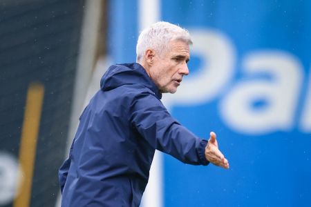 Luís Castro em treino do Grêmio no CT Luiz Carvalho, em Porto Alegre