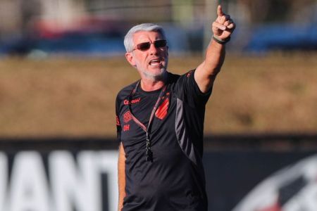 Odair Hellmann em treino do Athletico-PR