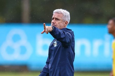 Luís Castro em treino do Grêmio antes de jogo com o Coritiba