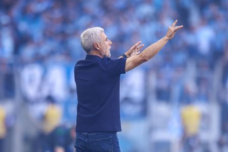 Luís Castro à beira do campo da Arena do Grêmio