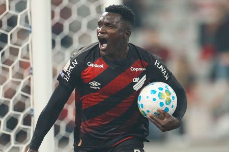 Kevin Viveros após gol pelo Athletico-PR contra o Vitória