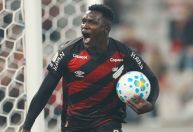 Aniversariante do Athletico-PR marca dois gols e dedica ao filho no hospital