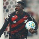 Aniversariante do Athletico-PR marca dois gols e dedica ao filho no hospital