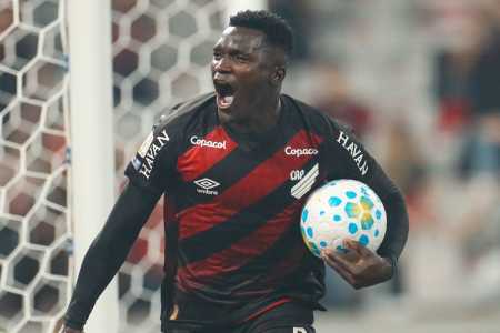 Kevin Viveros após gol pelo Athletico-PR contra o Vitória