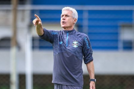 Luís Castro prepara o Grêmio para sequência de jogos