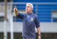Luís Castro deve promover mudanças no Grêmio contra Palestino-CHI e Athletico-PR