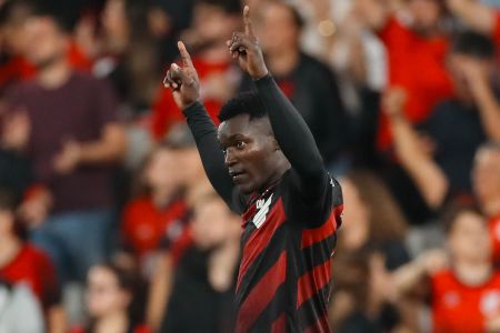 Viveros em ação pelo Athletico-PR contra o Vitória