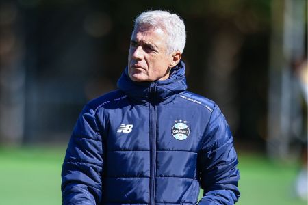 Luís Castro em treino do Grêmio