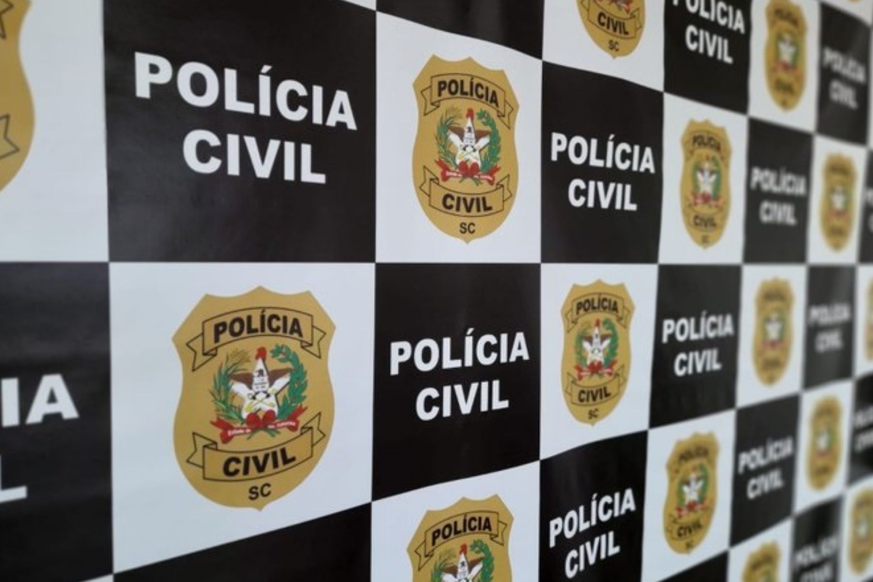 Pais são presos após morte de bebê e abandono de criança em SC