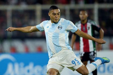 Carlos Vinicius em um dos três pênaltis perdidos pelo Grêmio