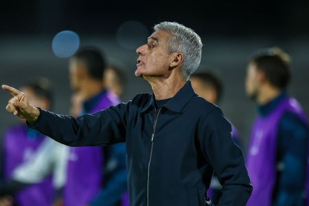 Luís Castro à beira do campo no empate do Grêmio com o Palestino
