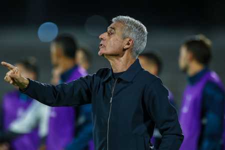 Luís Castro à beira do campo no empate do Grêmio com o Palestino