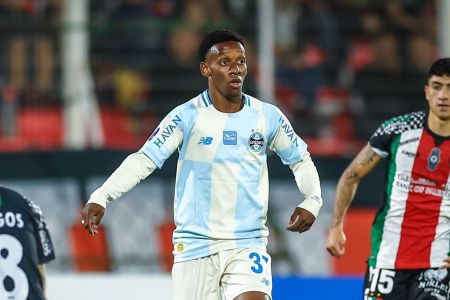 Gabriel Mec em ação pelo Grêmio contra o Palestino