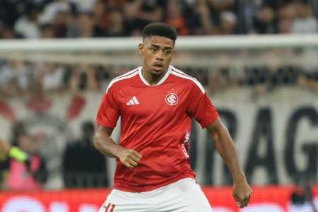 Victor Gabriel, zagueiro do Inter, em ação contra o Corinthians • Ricardo Duarte / Internacional