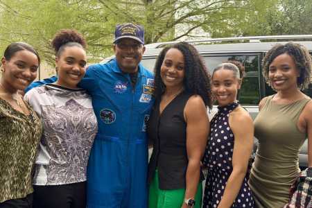'Missão cumprida', celebra astronauta Victor Glover após retorno histórico da Artemis II