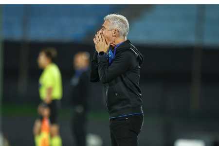 Luís Castro à beira do campo do Centenario, em Montevidéu, durante a derrota do Grêmio para o City Torque