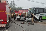 Batida entre ônibus de viagem e carro deixa jovem em estado grave em Juiz de Fora