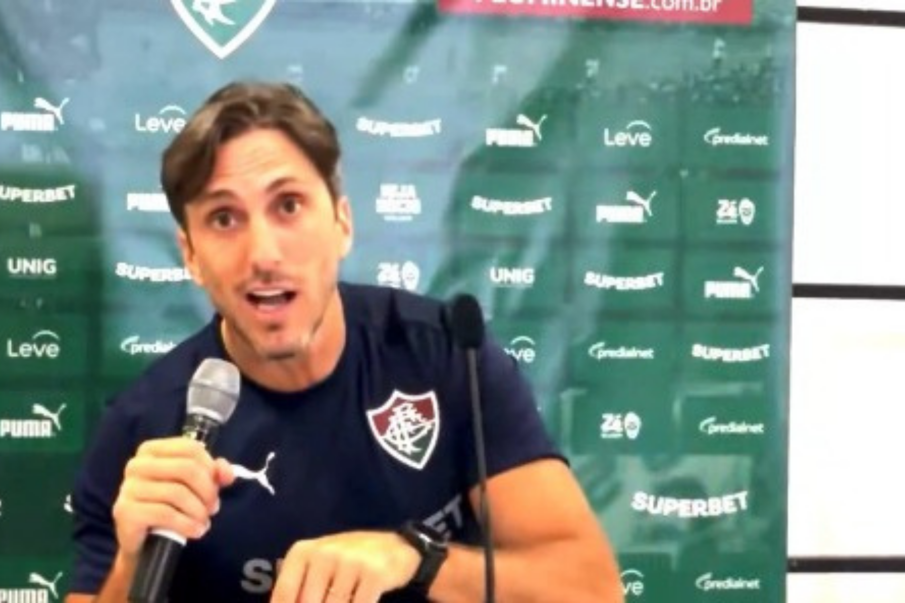 Zubeldía 'rouba a cena' e faz 'encenação' ao analisar lance que anulou gol do Fluminense