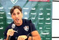 Zubeldía 'rouba a cena' e faz 'encenação' ao analisar lance que anulou gol do Fluminense